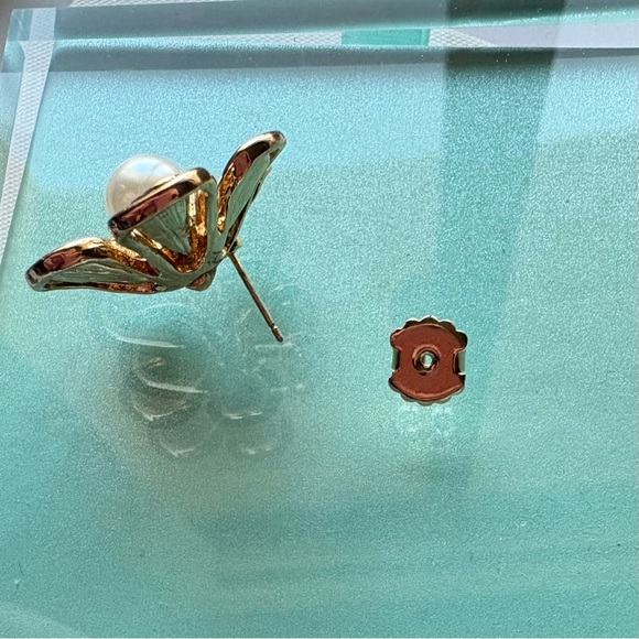 Dillard’s Pearl & Gold Tone Flower Blossom Earrings Sensitive Ears NWT - Picture 3 of 6